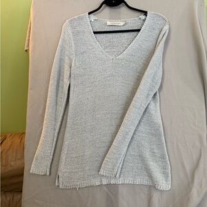 Elegant V-Neck Sweater in Soft Gray